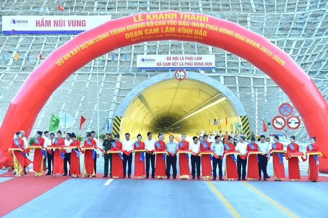 Thủ tướng Phạm Minh Chính cắt băng khánh thành cao tốc Cam Lâm - Vĩnh Hảo- Ảnh 2.