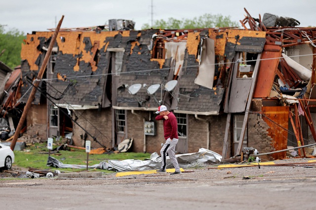 Một ngôi nhà bị hư hại do lốc xoáy tấn công vào đêm 27.4 ở thị trấn Sulphur thuộc bang Oklahoma (Mỹ)
