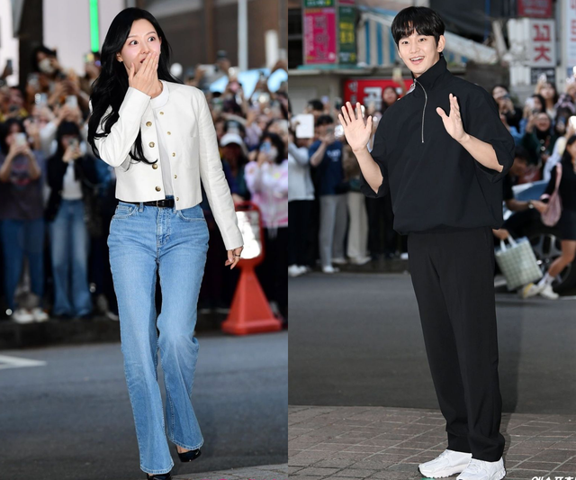Kim Soo Hyun và Kim Ji Won vẫy tay chào, tạo dáng trước ống kính người hâm mộ lẫn báo chí