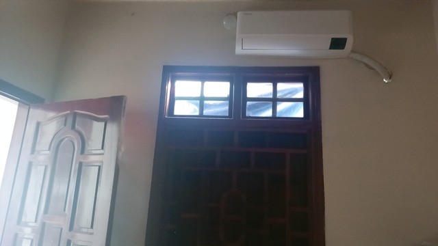 Phòng ngủ nhà tôi thiết kế có cửa sổ và sử dụng bóng tiết kiệm điện cũng như điều hòa chỉ bật khi cần thiết