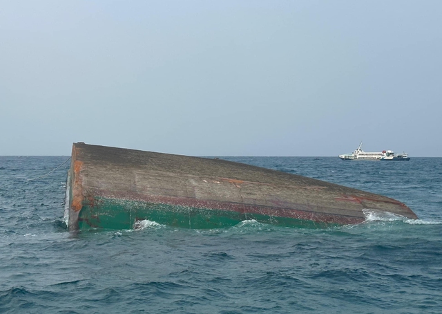 Vụ tàu kéo và sà lan bị chìm: Dừng tìm kiếm 5 người mất tích- Ảnh 2.