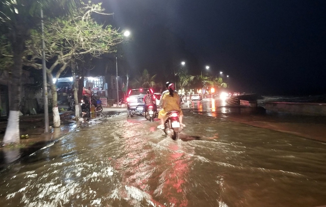 Đường ven biển tại khu 2 Đồ Sơn bị nước biển tấn công, gây ngập lụt