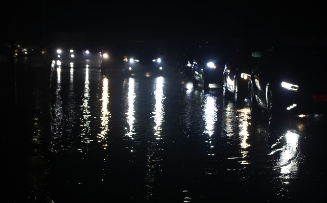 Nhân dân TP.Hải Phòng và du khách nối đuôi nhau ra về trong đêm 28.4 sau khi toàn bộ tuyến đường ven biển tại Khu du lịch Đồ Sơn bị nước biển dâng cao gây lụt
