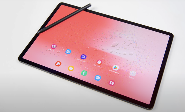 Galaxy Tab S9 có thiết kế mỏng và nhẹ nhưng vẫn chắc chắn khi cầm trên tay