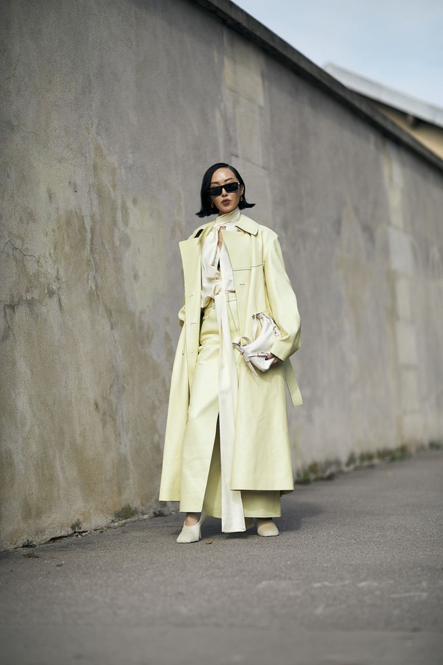 An It Girl appeared on the streets of Milan with a pastel yellow combo set combined with delicate white accessories