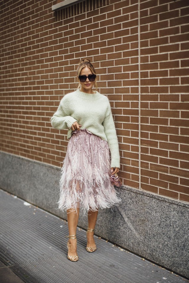 By looking closely at the street style images of the latest fashion weeks, two main ways of wearing pastel colors emerge, from pink to yellow and from green to lilac and light blue