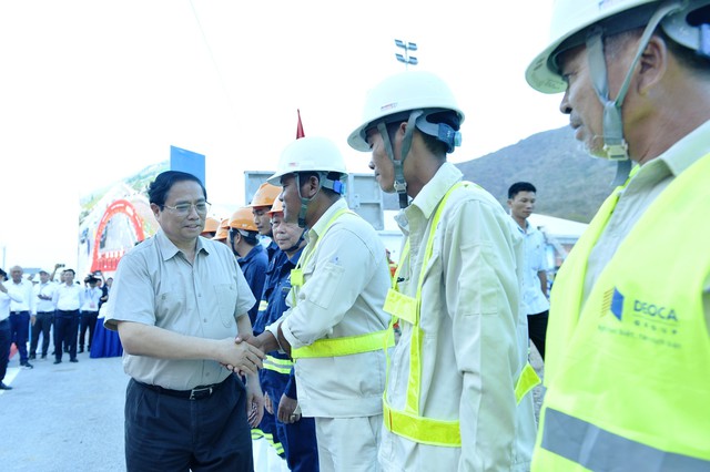 Thủ tướng thăm hỏi, động viên công nhân tại dự án