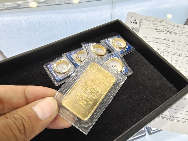 Giá vàng hôm nay 28.4.2024: Sau đấu thầu, vàng miếng SJC đắt hơn thế giới gần 13,5 triệu đồng- Ảnh 1.
