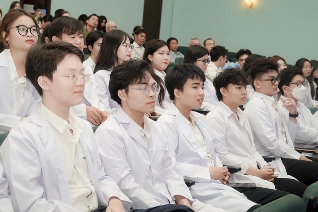 Các môn luyện thi USMLE ngành y đa khoa Trường ĐH Tân Tạo dạy song ngữ Anh - Việt và đầu ra tiếng Anh là IELTS 5.5 hoặc tương đương