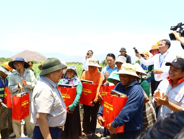 Der Premierminister besuchte am 28.4. April mittags Menschen in Dürregebieten in der Gemeinde My Son in der Provinz Ninh Son und überreichte ihnen Geschenke.