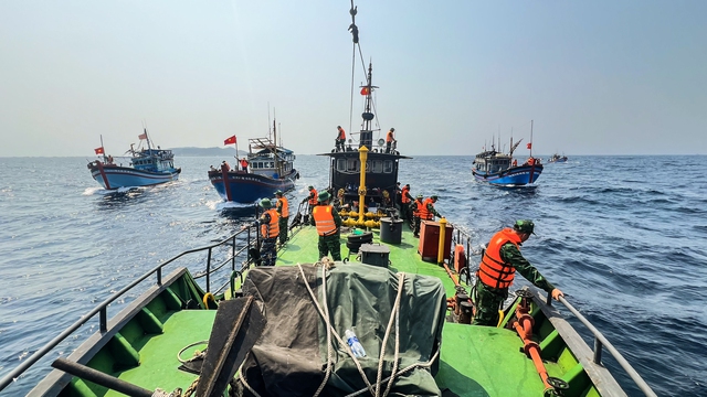 Lực lượng biên phòng Quảng Ngãi cùng tàu cá ngư dân tìm kiếm các nạn nhân mất tích trong vụ tai nạn tàu kéo sà lan bị chìm ở vùng biển Lý Sơn