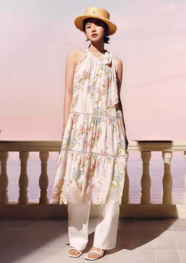 Công chúa của Cbiz Trương Tịnh Nghi giới thiệu mẫu váy mới của Peacebird và kết hợp nó với chiếc quần trắng tạo ra một dáng vẻ vừa nữ tính, vừa phóng khoáng lại mạnh mẽ và mới lạ, rất cuốn hút