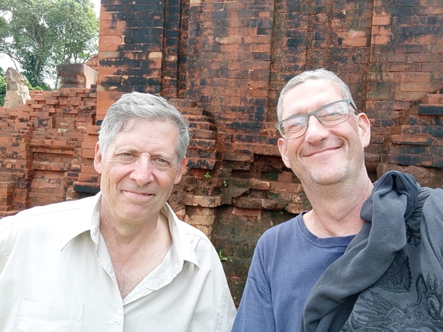 Ông Allen Onstott (trái) dành nhiều tháng qua tại Việt Nam, đi thăm nhiều địa điểm ở miền Trung