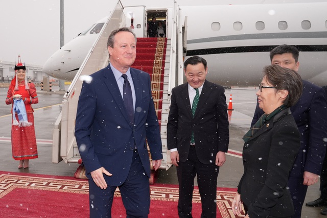Ông Cameron được chào đón tại sân bay ở thủ đô Ulaanbaatar của Mông Cổ hôm 26.4