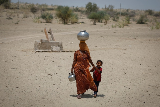 Một người phụ nữ đi lấy nước tại vùng sa mạc ở Barmer, bang Rajasthan (Ấn Độ) ngày 26.4