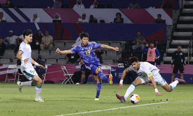Hosoya Mao (áo xanh) xử lý đẹp mắt, mở tỷ số cho U.23 Nhật Bản