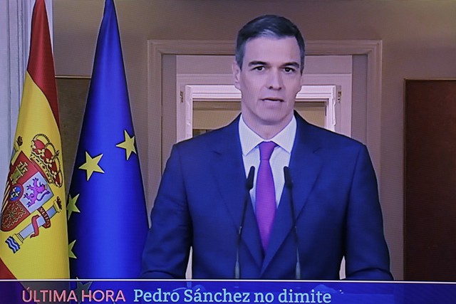 Sau 5 ngày suy nghĩ, Thủ tướng Tây Ban Nha quyết định không từ chức - Ảnh 1.