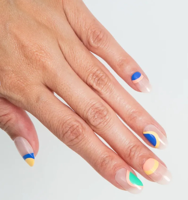 Pop-art style explosions of color are great choices for expressing personality and fashion aesthetics. The nail design is especially suitable for bikinis or long dresses of the same color, creating a uniform and stylish look.