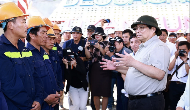 Thủ tướng Phạm Minh Chính động viên công nhân thi công hầm Tuy An thuộc Dự án cao tốc Chí Thạnh - Vân Phong đoạn qua tỉnh Phú Yên