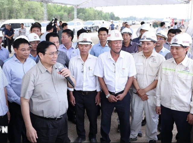 Thủ tướng động viên cho các đơn vị thi công dự án cao tốc Hoài Nhơn - Quy Nhơn đoạn qua tỉnh Bình Định