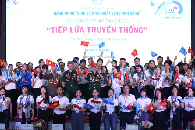 Đoàn đại biểu Hành trình Sinh viên với khát vọng non sông giao lưu với các nhân chứng lịch sử dịp kỷ niệm 70 năm chiến thắng Điện Biên Phủ