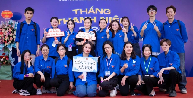 Những thành viên CLB Công tác xã hội trong hoạt động Tháng thanh niên