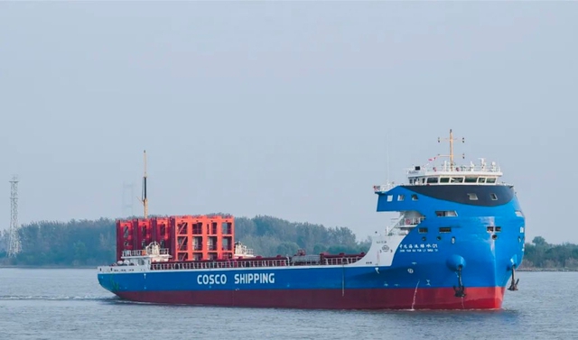 Tàu container chạy bằng điện của Cosco