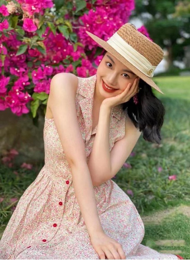 Váy hoa, mũ cói – trang phụ kiện 'chữa lành' hữu hiệu nhất mùa hè