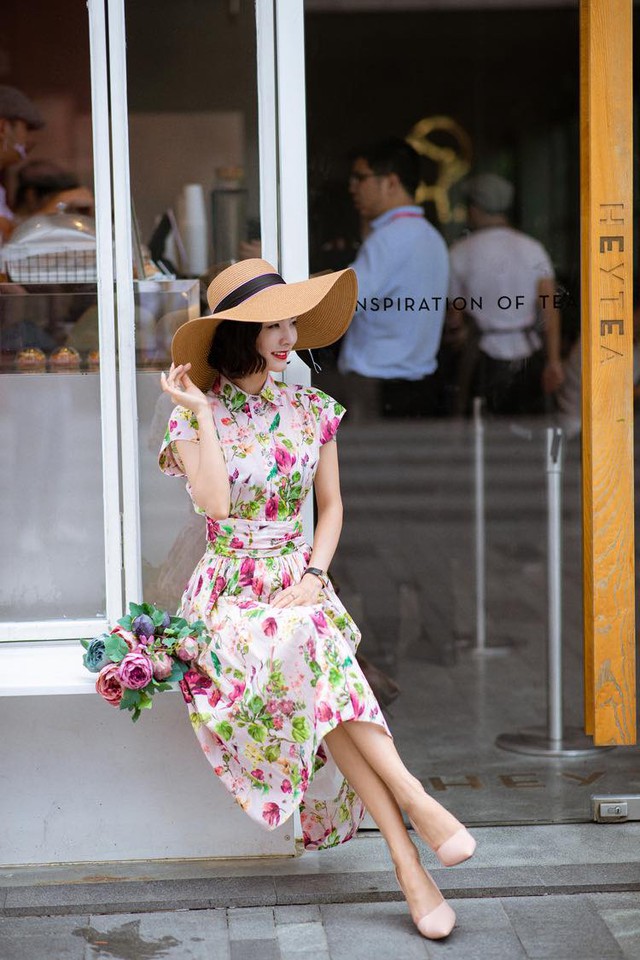 Chiếc mũ rộng vành không chỉ lý tưởng khi đi biển mà những chiều dạo phố hoặc những buổi gặp thân mật trong những chiếc váy hoa rực rỡ cũng là ý tưởng thời trang ghi dấu ấn cao