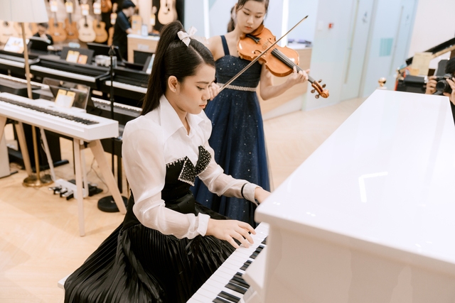 Chiếc đầm lấy cảm hứng từ đàn piano, phần ráp nối áo corset và tùng váy xếp ly theo đường zig zag khéo léo để vẫn giữ phom dáng ở eo nhưng tạo độ xòe bồng thoải mái cho người mặc dễ di chuyển