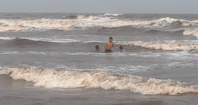 Bãi biển H.Hải Hậu (Nam Định) có sóng lớn chiều 28.4