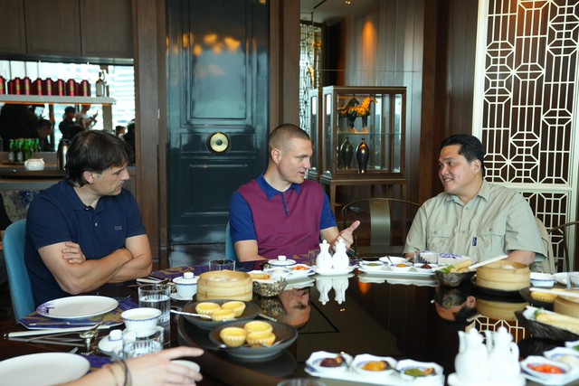 Ông Erick Thohir (phải) cùng Vidic (giữa) và Morientes