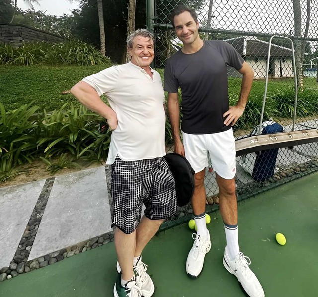 Huyền thoại quần vợt Roger Federer (phải) đến Hội An nghỉ dưỡng cùng gia đình