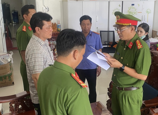 Đặng Quốc Việt nghe đọc lệnh khởi tố bị can để điều tra hành vi mua bán trái phép hóa đơn