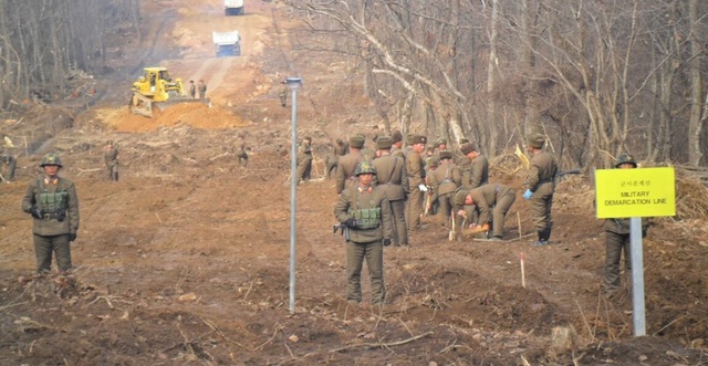 Các binh sĩ Triều Tiên ngày 22.11.2018 tham gia chiến dịch kết nối lại con đường xuyên qua Đường phân định quân sự bên trong Khu phi quân sự (DMZ) ngăn cách Triều Tiên và Hàn Quốc