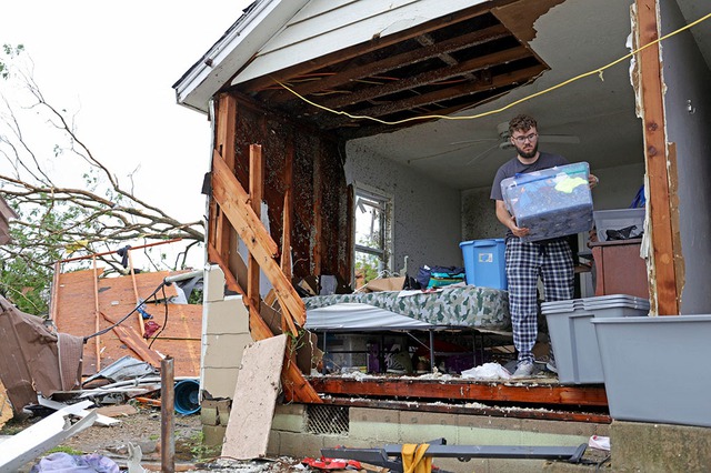 Một ngôi nhà ở Oklahoma bị hư hại do lốc xoáy