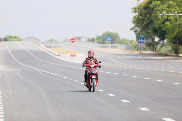 Đài khí tượng thủy văn tỉnh Hà Tĩnh khuyến cáo người dân hạn chế đi ra ngoài đường vào giữa trưa để để phòng bị sốc nhiệt