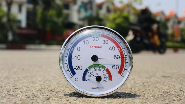 Nền nhiệt độ đo bên ngoài đường giữa trưa ở TP.Hà Tĩnh ngày 28.4 là hơn 50 độ C