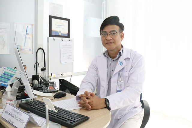 BS CKII Trần Minh Khuyên, Trưởng khoa Tâm thể, Phòng khám Bệnh viện ĐH Y Dược 1 TP.HCM, cảnh báo người bệnh trầm cảm không được ngừng thuốc khi chưa có chỉ định của BS