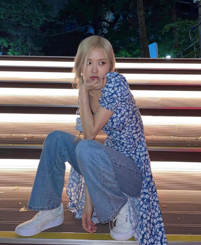 Ngôi sao của BlackPink (Hàn Quốc) gây chú ý với set đồ đơn giản nhưng rất thời thượng gồm quần jeans ống suông, váy hoa nhí xanh cùng tông và giày thể thao khỏe khoắn