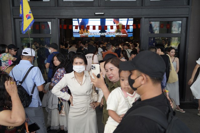 Hàng nghìn du khách chen nhau mua vé tham quan vịnh Hạ Long- Ảnh 7.