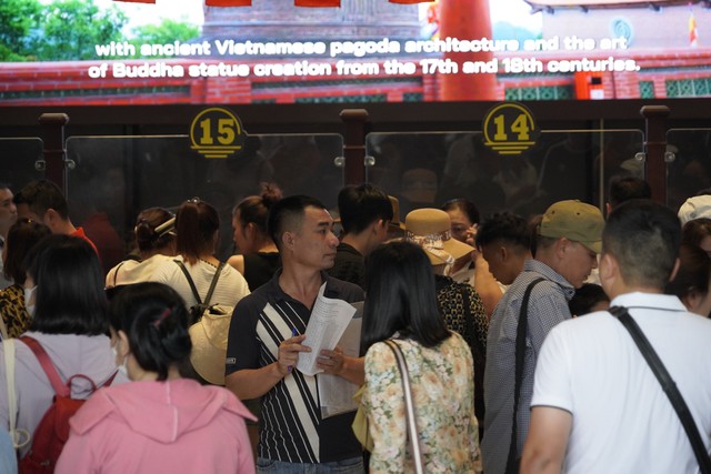 Hàng nghìn du khách chen nhau mua vé tham quan vịnh Hạ Long- Ảnh 8.
