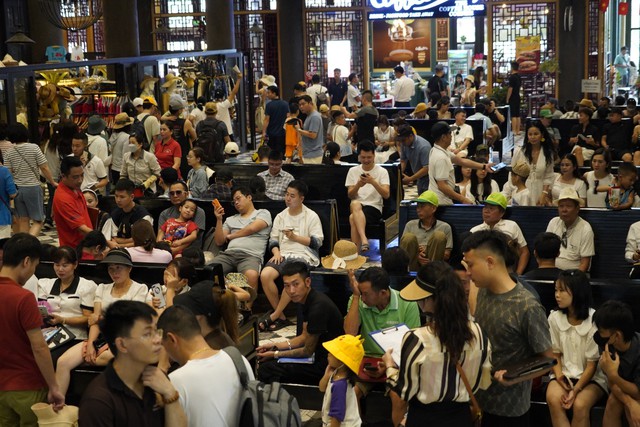 Hàng nghìn du khách chen nhau mua vé tham quan vịnh Hạ Long- Ảnh 1.