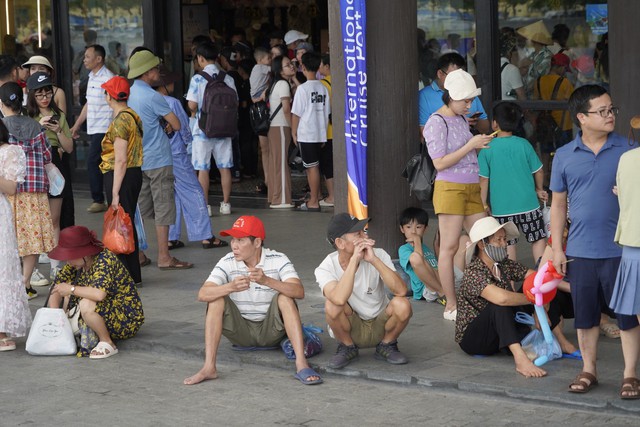 Hàng nghìn du khách chen nhau mua vé tham quan vịnh Hạ Long- Ảnh 6.