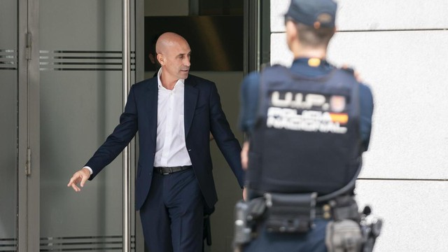 Cựu Chủ tịch Liên đoàn Bóng đá Tây Ban Nha bị bắt ngay tại sân bay- Ảnh 3.