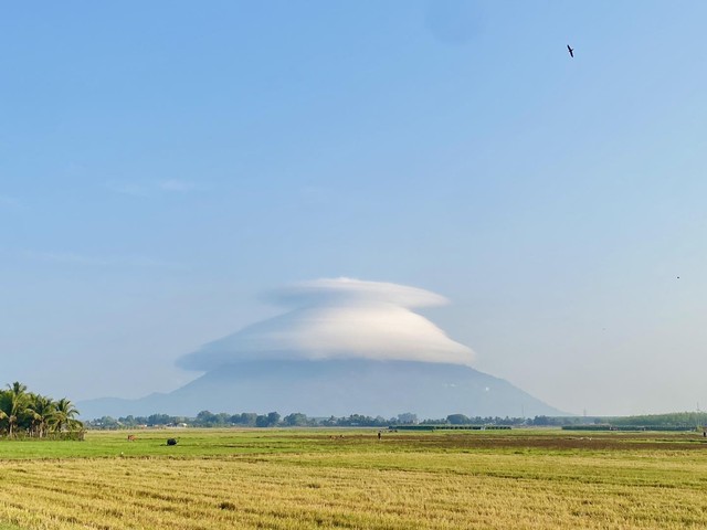 Mũ mây trên núi Bà Đen nhìn từ huyện Hòa Thành