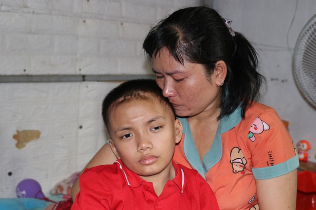 'Con muốn sống': Người mẹ nghèo nợ 150 triệu đồng khóc nghẹn tìm đủ đường cứu con- Ảnh 1.