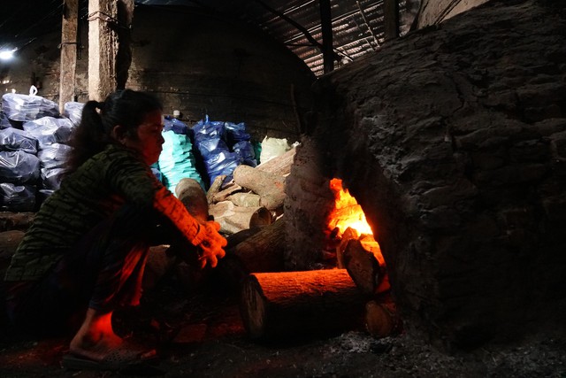 Nắng nóng hầm hập, những phụ nữ miền Tây còn làm việc trong lò than: Thêm cả nhọc nhằn- Ảnh 3.