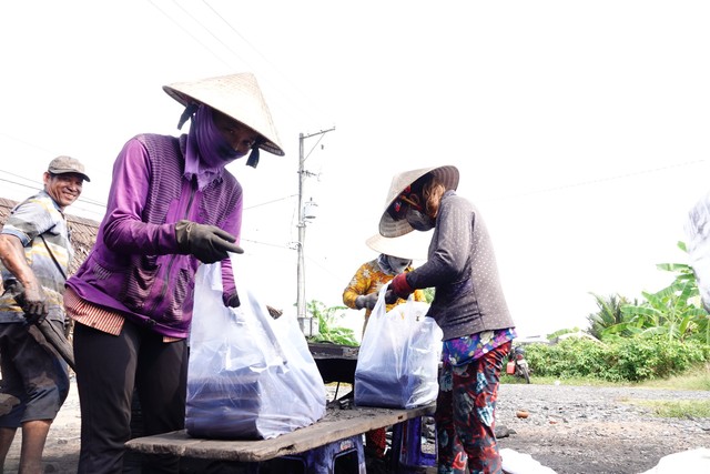 Nắng nóng hầm hập, những phụ nữ miền Tây còn làm việc trong lò than: Thêm cả nhọc nhằn- Ảnh 7.