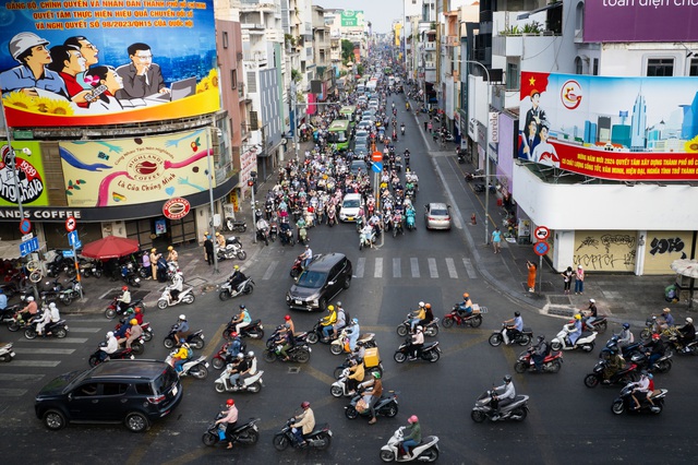 Nhiều người thản nhiên chạy ngược chiều ngay trung tâm TP.HCM: CSGT sẽ ghi hình 'phạt nguội'- Ảnh 1. Nhiều người thản nhiên chạy ngược chiều ngay trung tâm TP.HCM: CSGT sẽ ghi hình 'phạt nguội'- Ảnh 1.